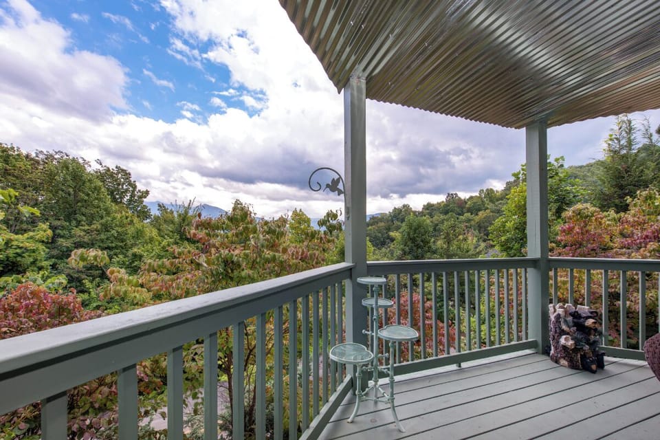 Mountain View Paradise's relaxing decks with VIEWS!