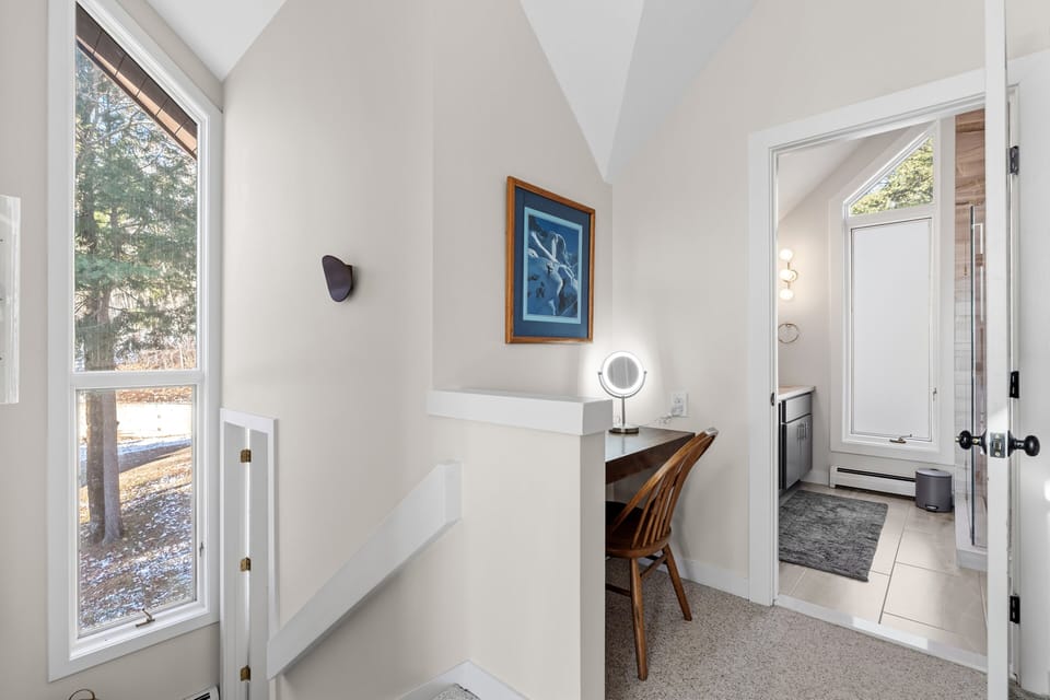 Built-in ensuite desk 