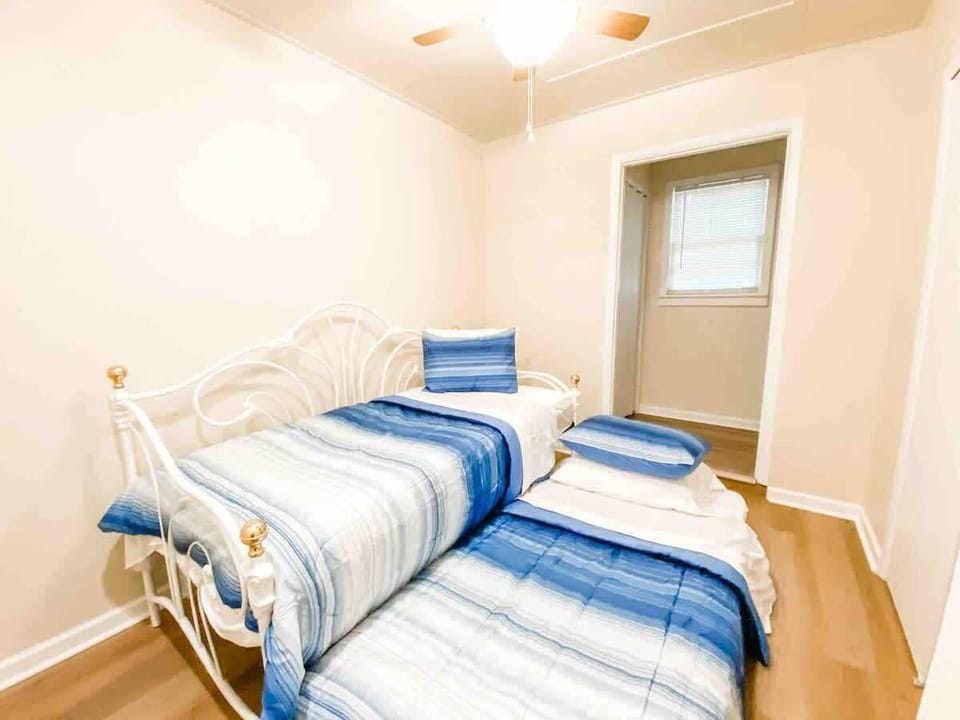 Two twin size beds sleeps 2 guest 
