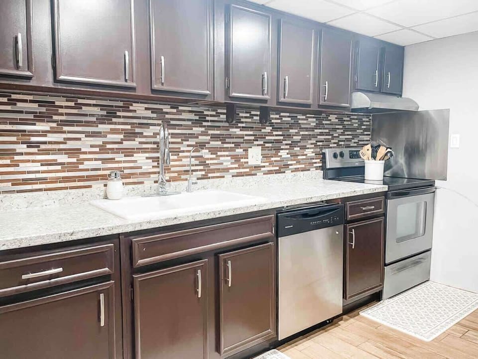 Shared kitchen. Appliances include stove/ oven, full size refrigerator, dishwasher, Keurig, toaster, toaster over, crockpot, and much more. Pots, pans, utensils are also provided for guests' use.