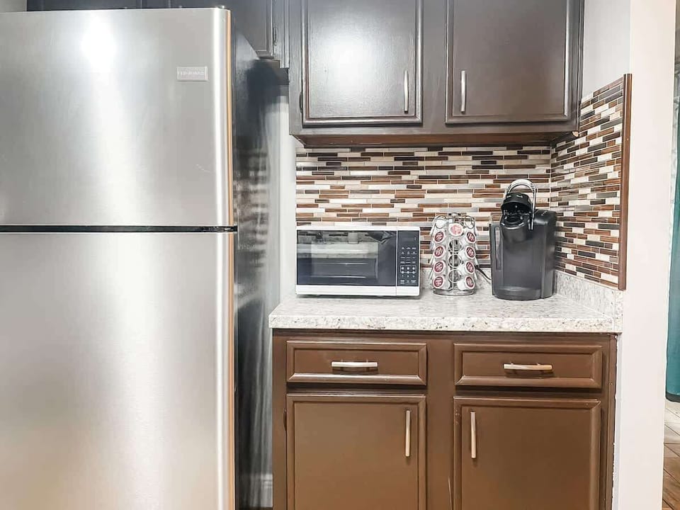 Shared kitchen. Appliances include stove/ oven, full size refrigerator, dishwasher, Keurig, toaster, toaster over, crockpot, and much more. Pots, pans, utensils are also provided for guests' use.