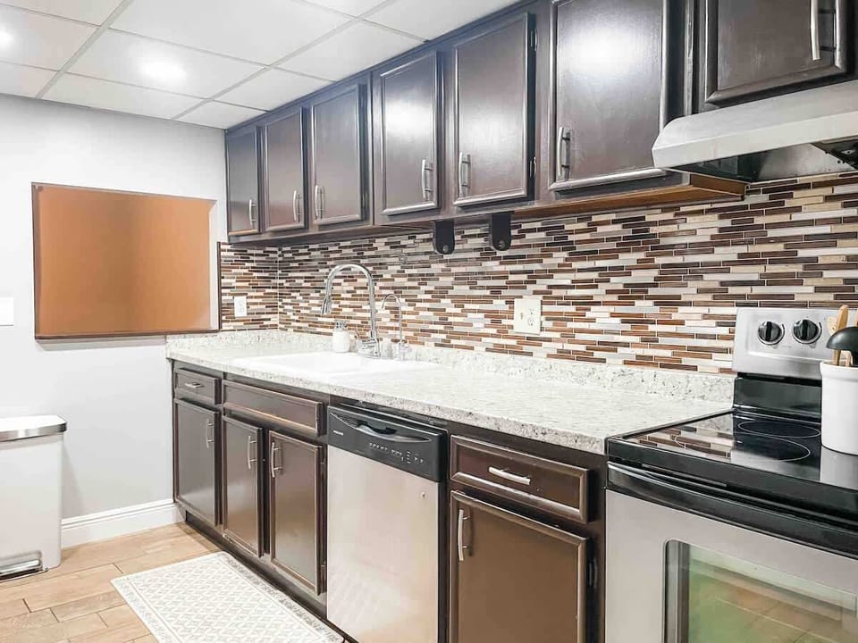 Shared kitchen. Appliances include stove/ oven, full size refrigerator, dishwasher, Keurig, toaster, toaster over, crockpot, and much more. Pots, pans, utensils are also provided for guests' use.