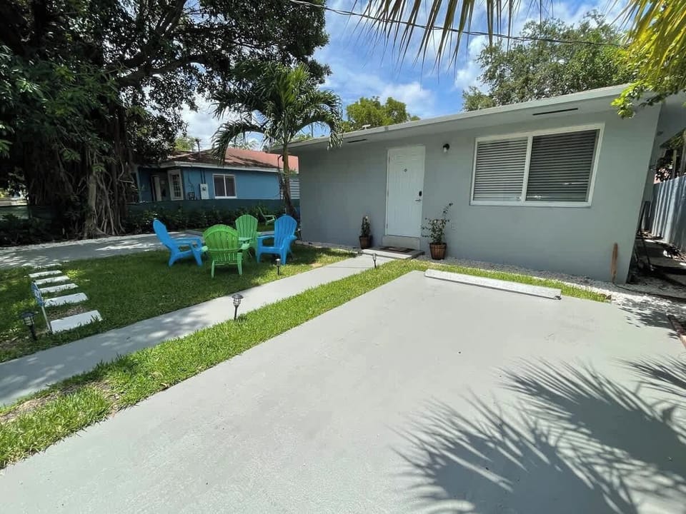 Start or end your day on the cozy front porch—relax with a drink or enjoy the Miami breeze.