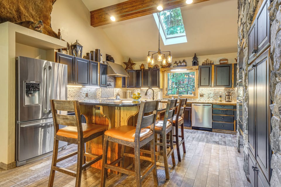 Kitchen | Stove/Oven | Microwave | Upper Level