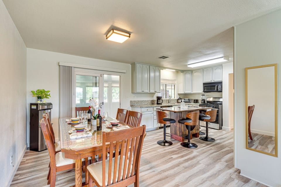 Dining Table | Dishware & Flatware