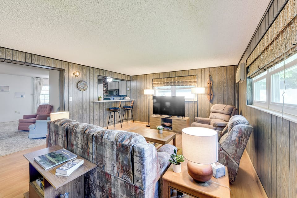 Pinellas Park Vacation Rental | 3BR | 2BA | 1 Step Required | 1,300 Sq Ft