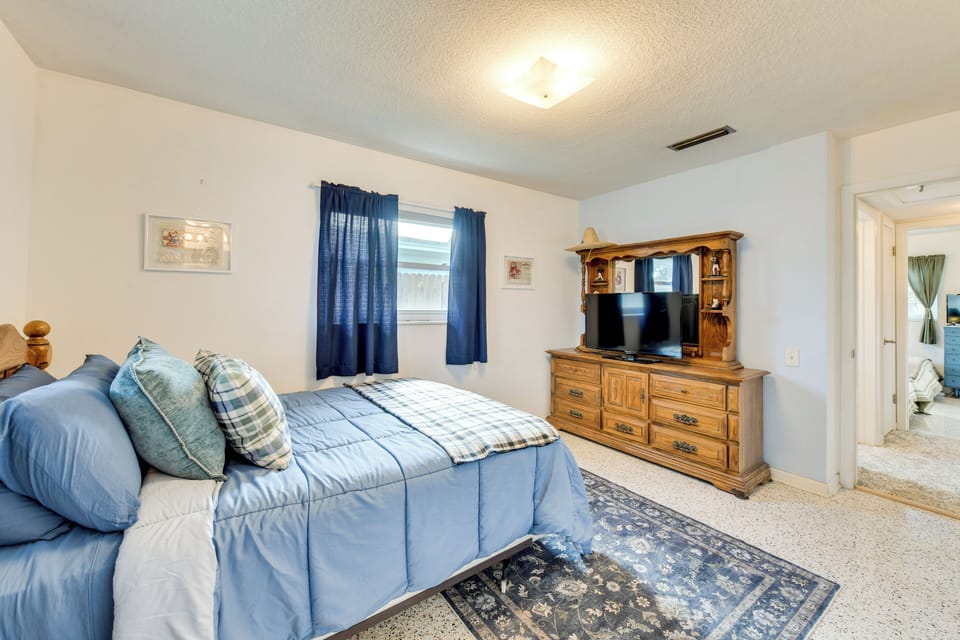 Bedroom 1 | Queen Bed | Linens Provided