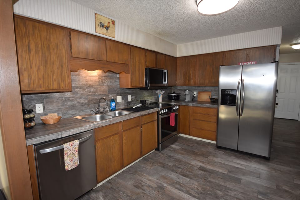 Microwave/Air fryer, Digital Stove/Oven, Keurig coffee w K-cups, Stocked Fridge