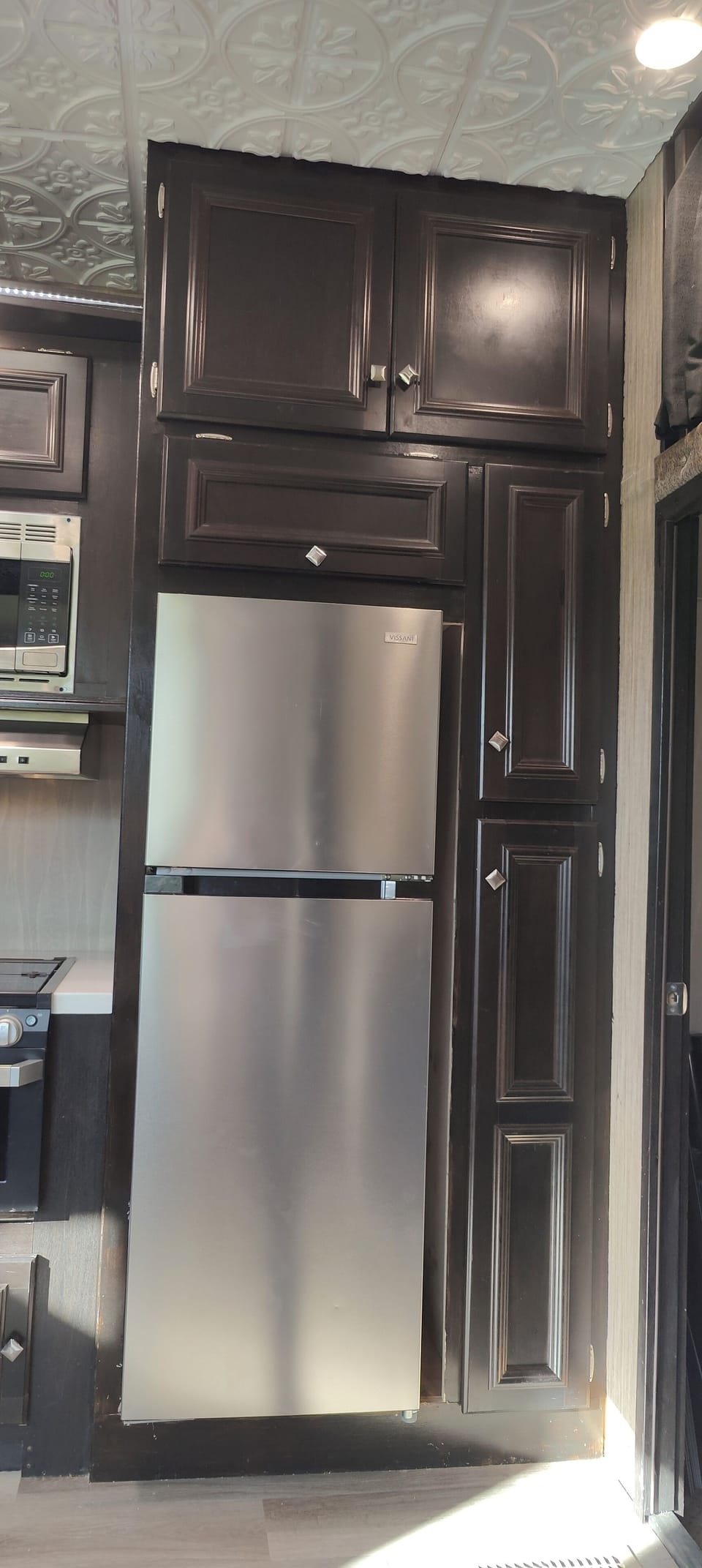  and 11 cuft fridge/ freezer.  Spacious Pantry too