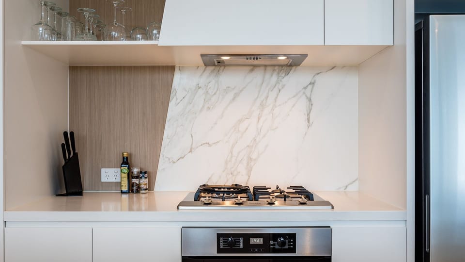 Prepare meals with ease in this practical and tidy kitchen.