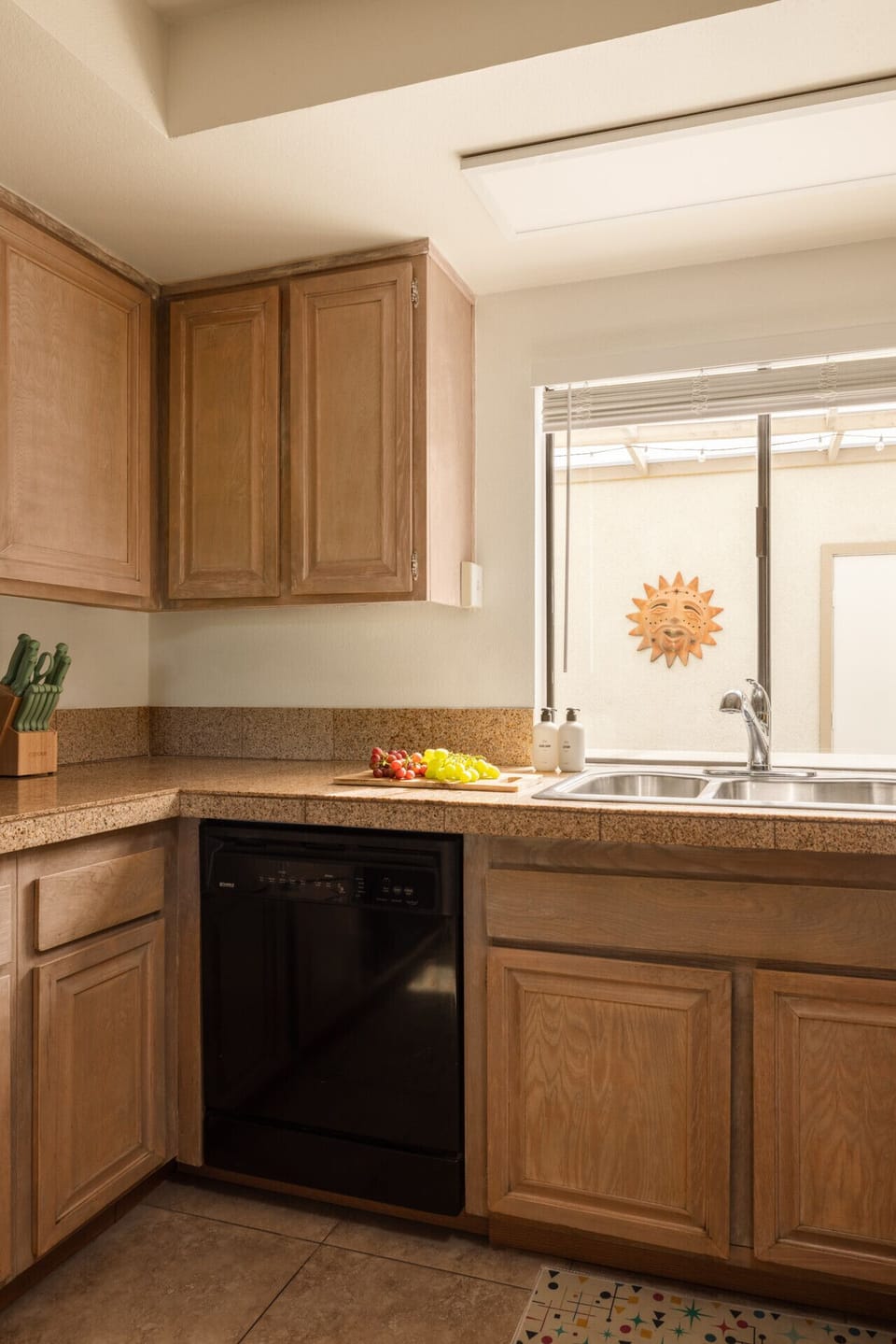 Warm brown kitchen space with everything you need for a relaxed, home-style cooking experience.