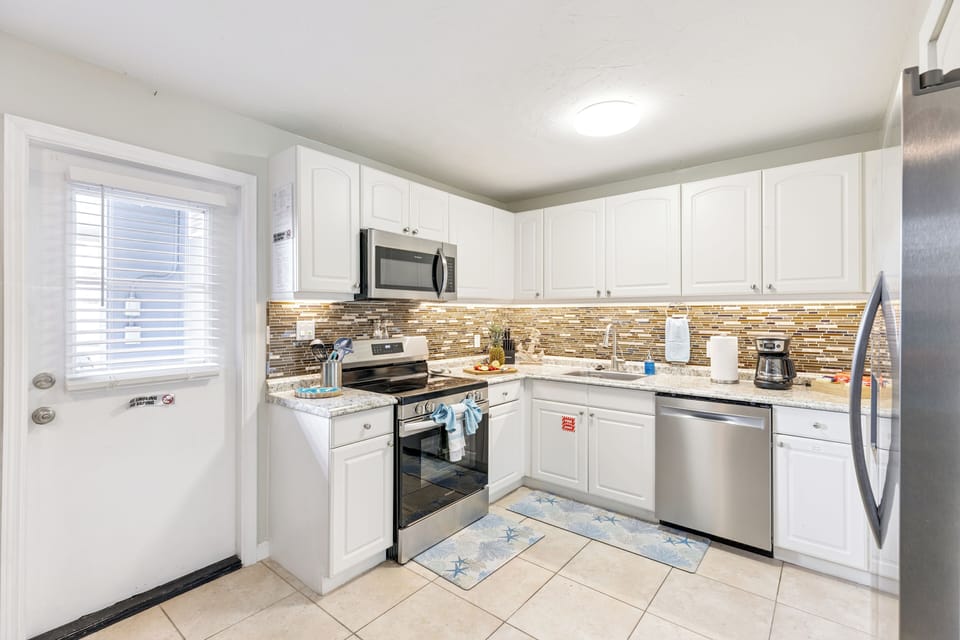 Bright & airy kitchen with door to private back patio