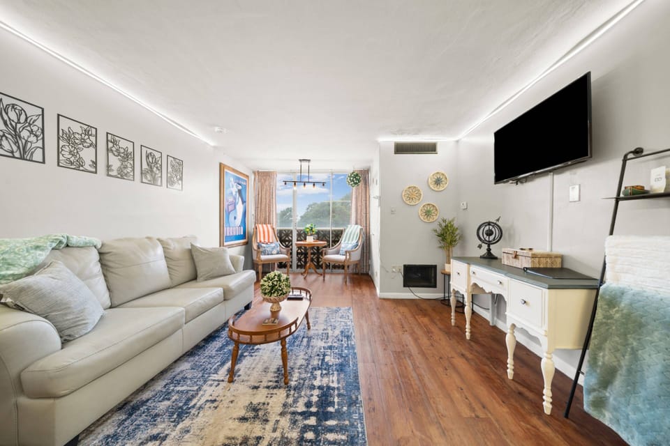 Living Room | High Speed Internet | Smart-TV