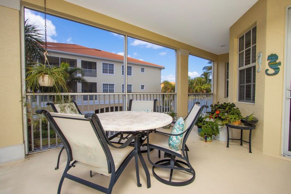 Screened lanai with outdoor dining table