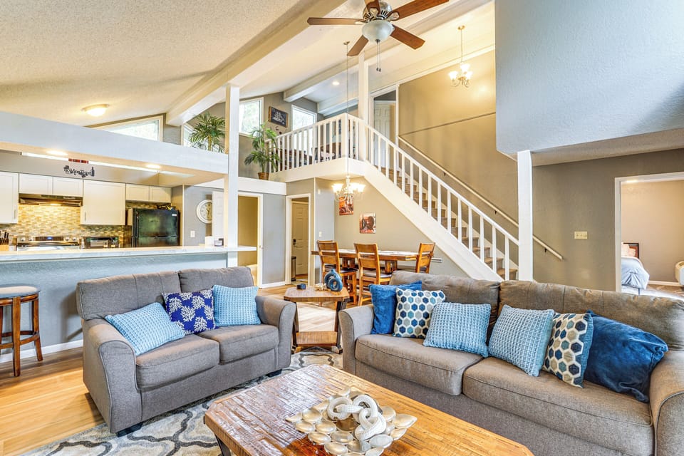 Living Room | Full Sleeper Sofa | Smart TV | Free WiFi | Main Level