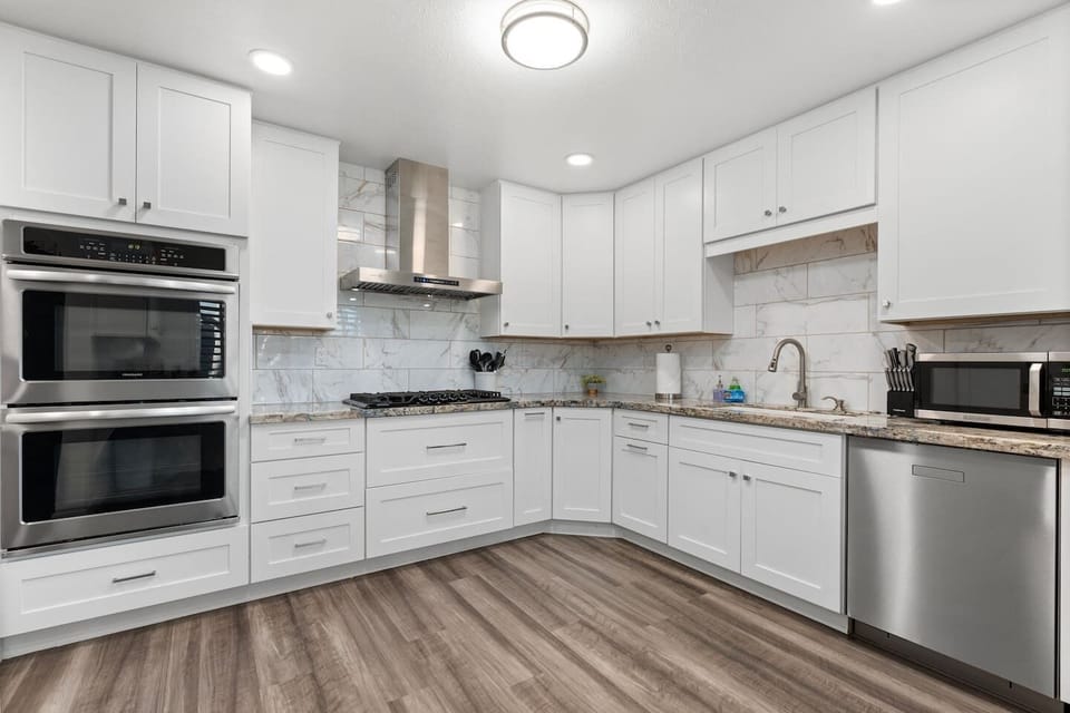 Perfect for group stays and big meals, the dual ovens and generous layout make cooking a breeze.

