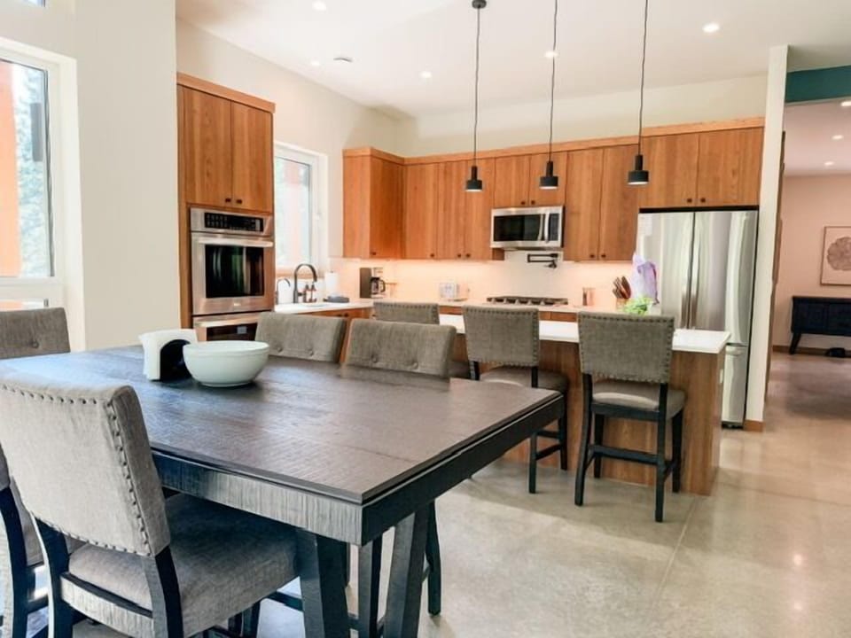 Dining room, seats 6