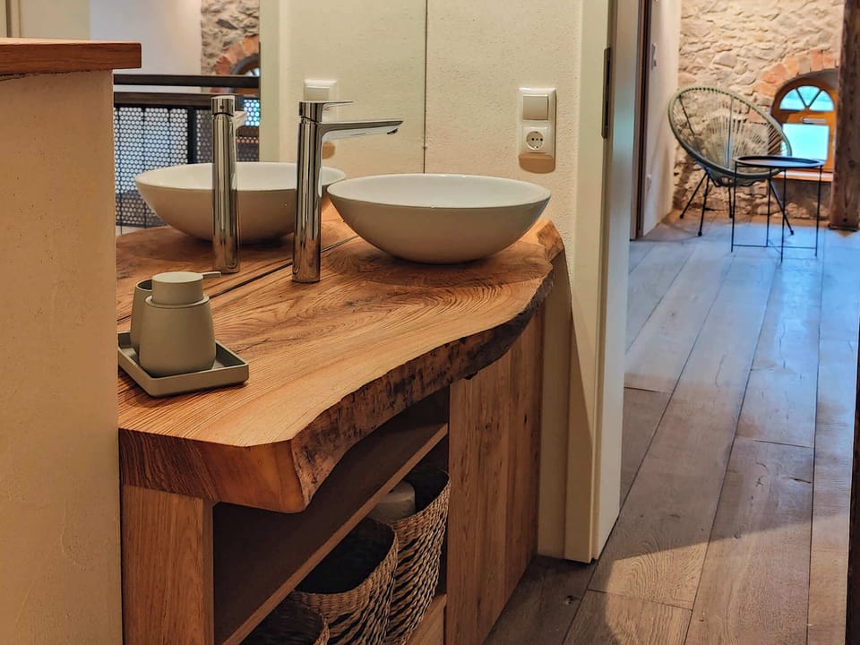 Separates WC mit Waschbecken