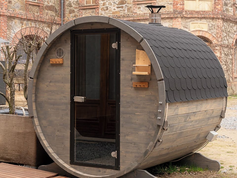 Holzgeheizte Fass-Sauna im Innenhof