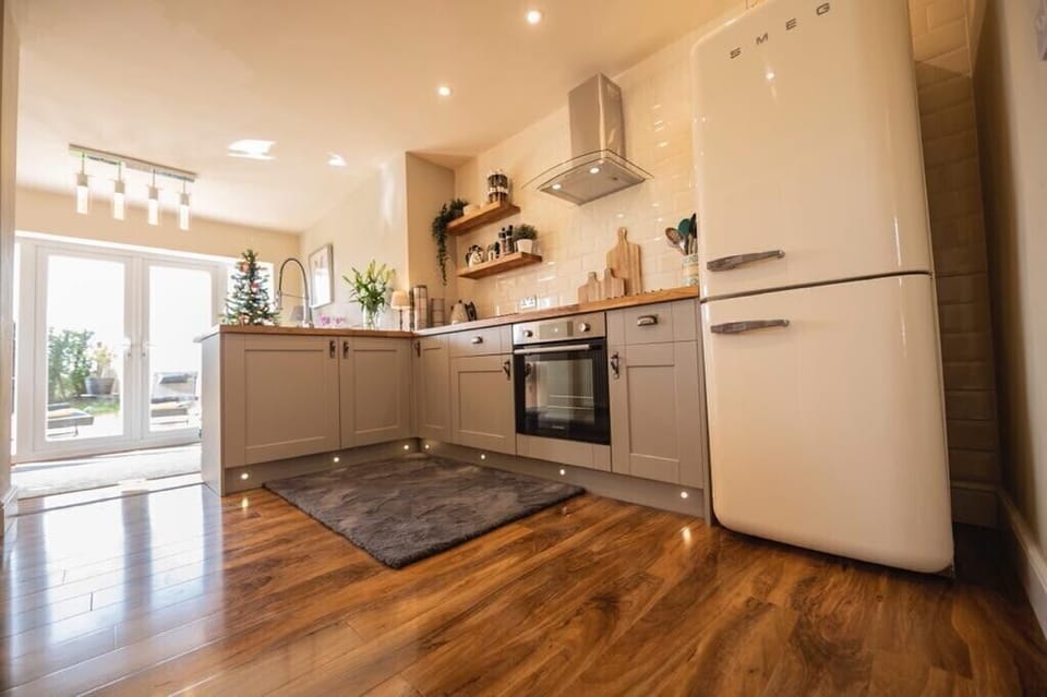 Trendy smog fridge and fully equipped kitchen 