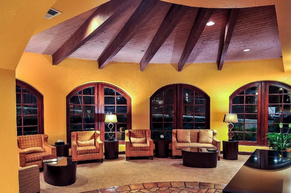 24/7 front desk to check your luggage before and after you check out