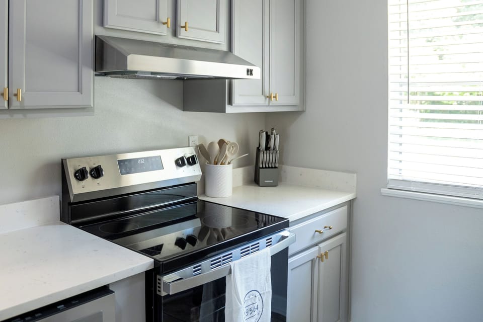 Full kitchen for cooking meals 