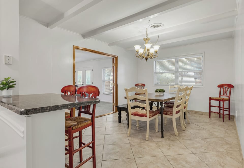 Dining and breakfast nook.