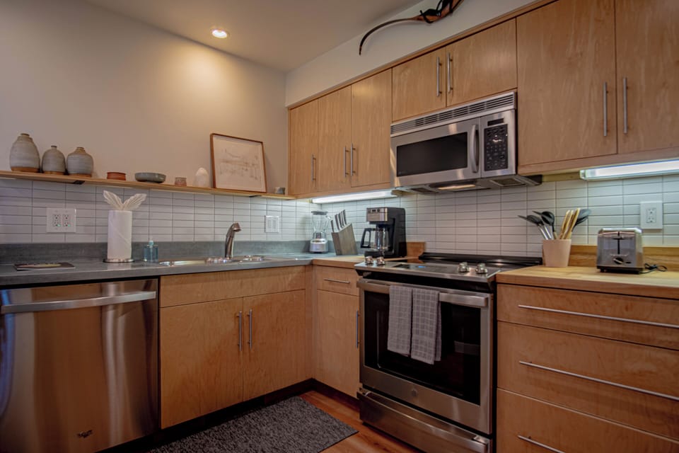 Full-equipped kitchen for homecooked meals