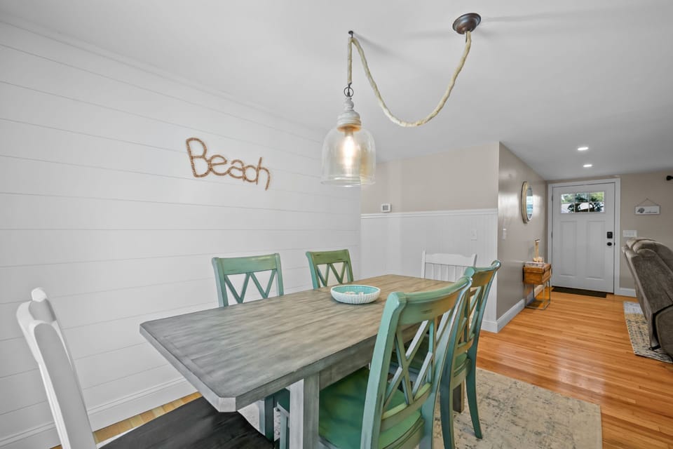 Dining area with seating for 6