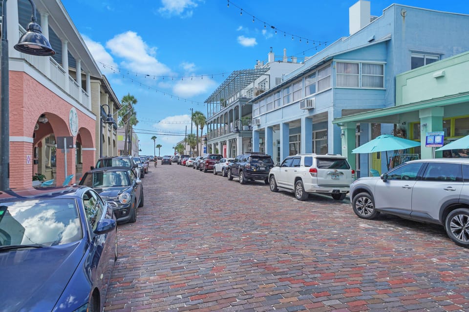 Shopping and Restaurants Nearby