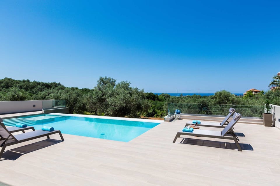 Private pool with sunbeds and nice view