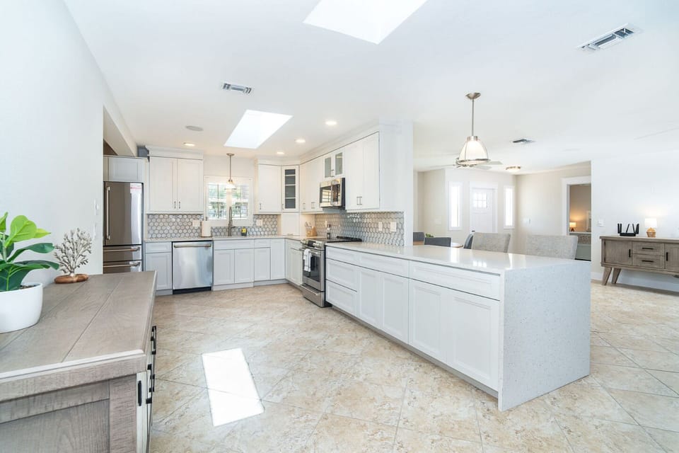 There is ample space in this kitchen to prepare meals for a group, with modern appliances and brilliant natural light!