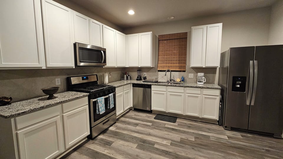 Fully stocked community kitchen. Perfect to cook a homemade meal. 