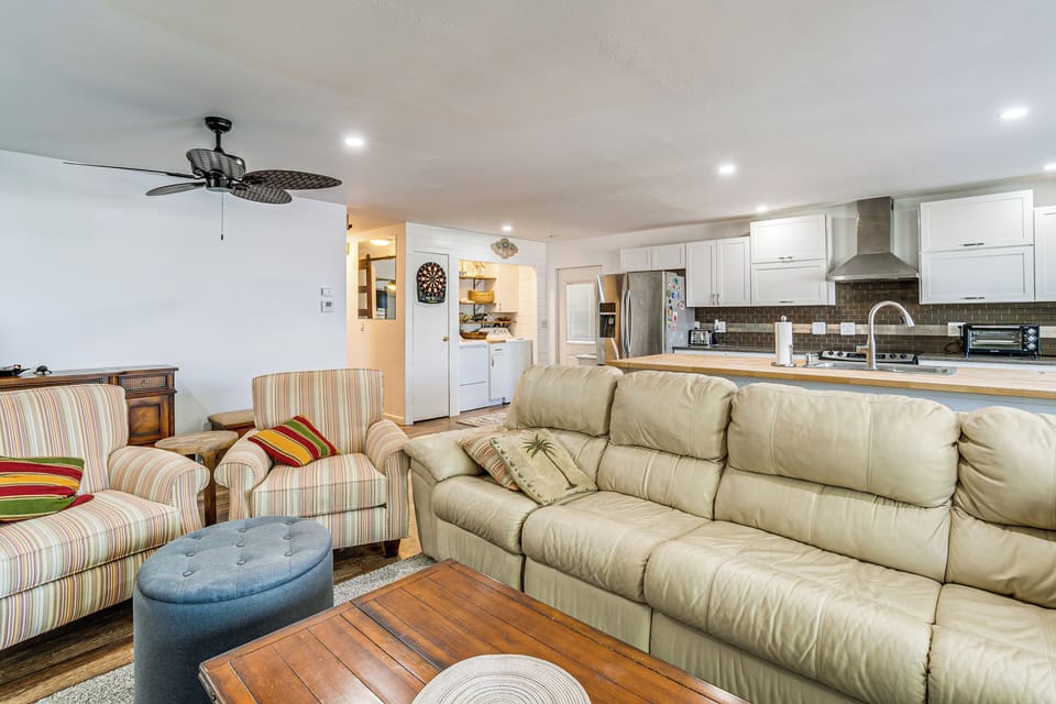 Living Room | Central A/C & Heating | Free WiFi