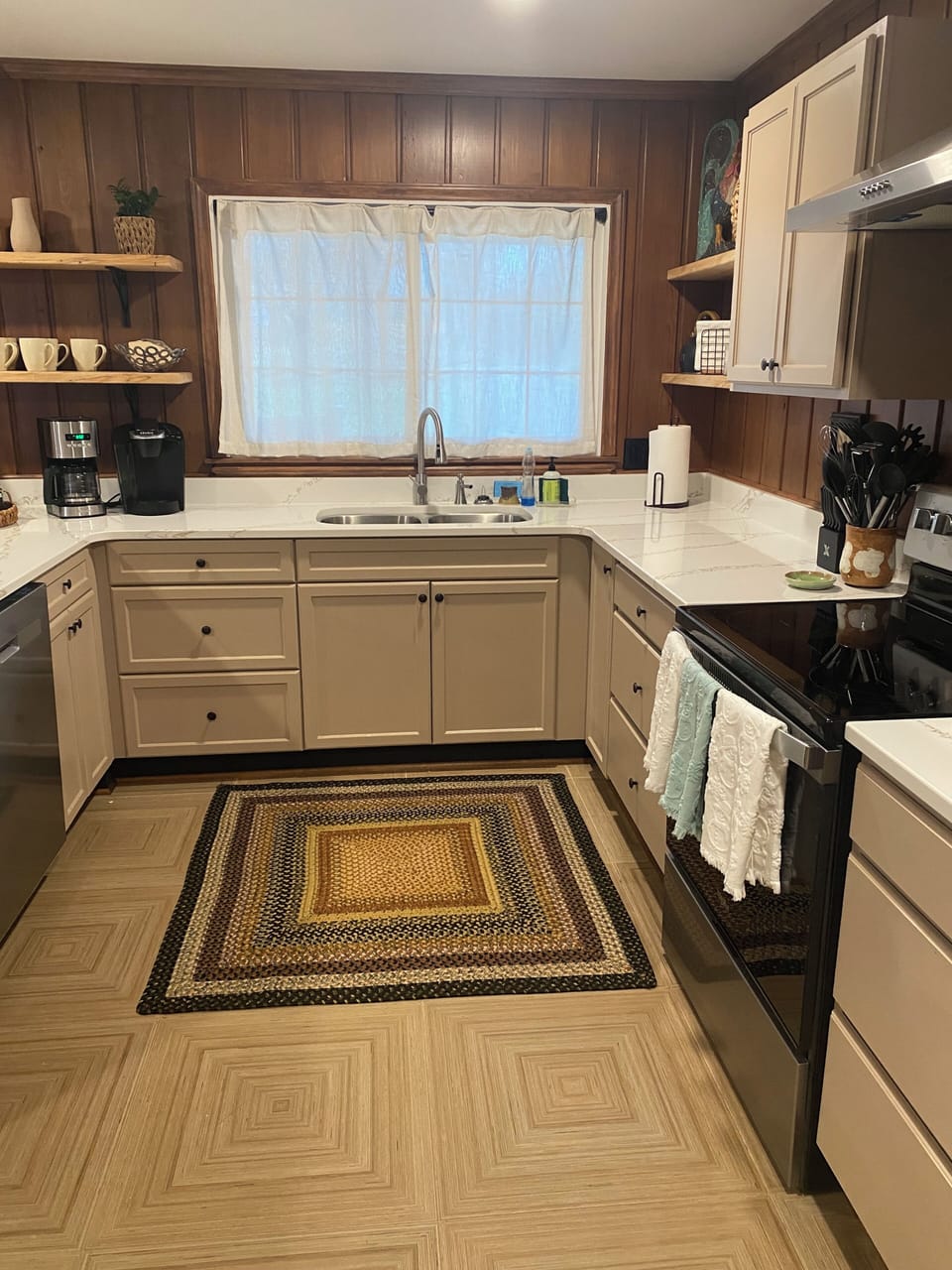 Kitchen -oven/stove, dishwasher, toaster,kettle and well stocked