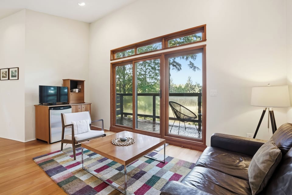 Cozy living space with kitchenette and a sunny balcony.