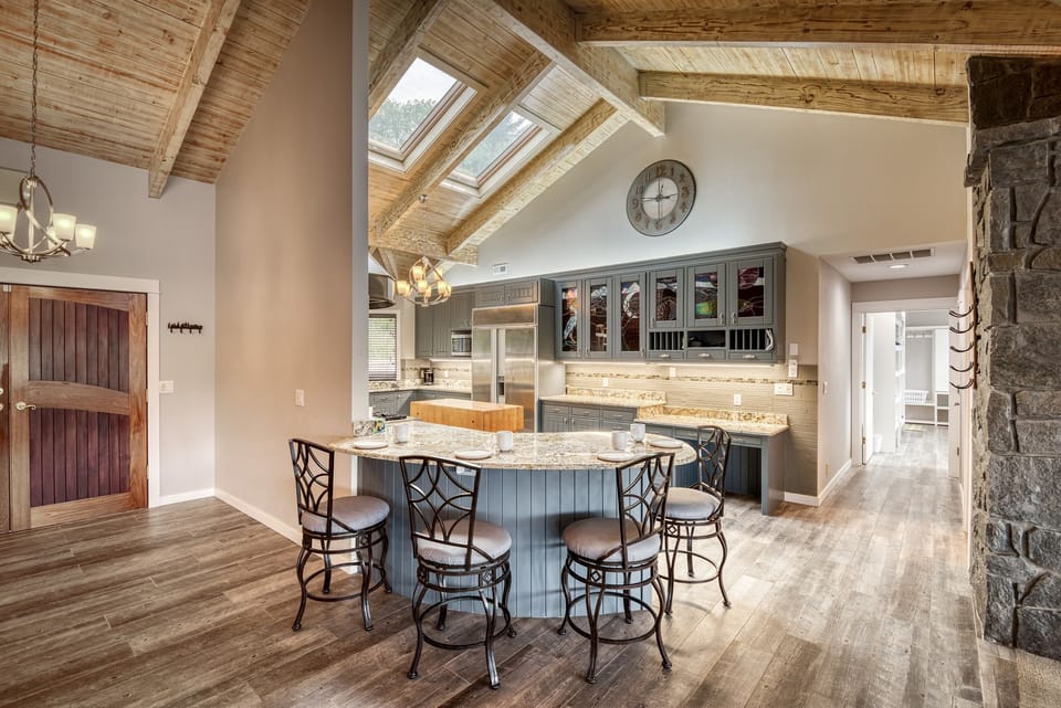 Breakfast Bar / Kitchen