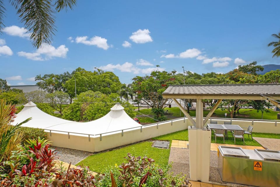 Relax in the shared backyard BBQ area, perfect for outdoor dining and socialising. Surrounded by greenery and equipped with seating, it’s a great spot to unwind, enjoy a meal, and take in the tropical Cairns atmosphere.
