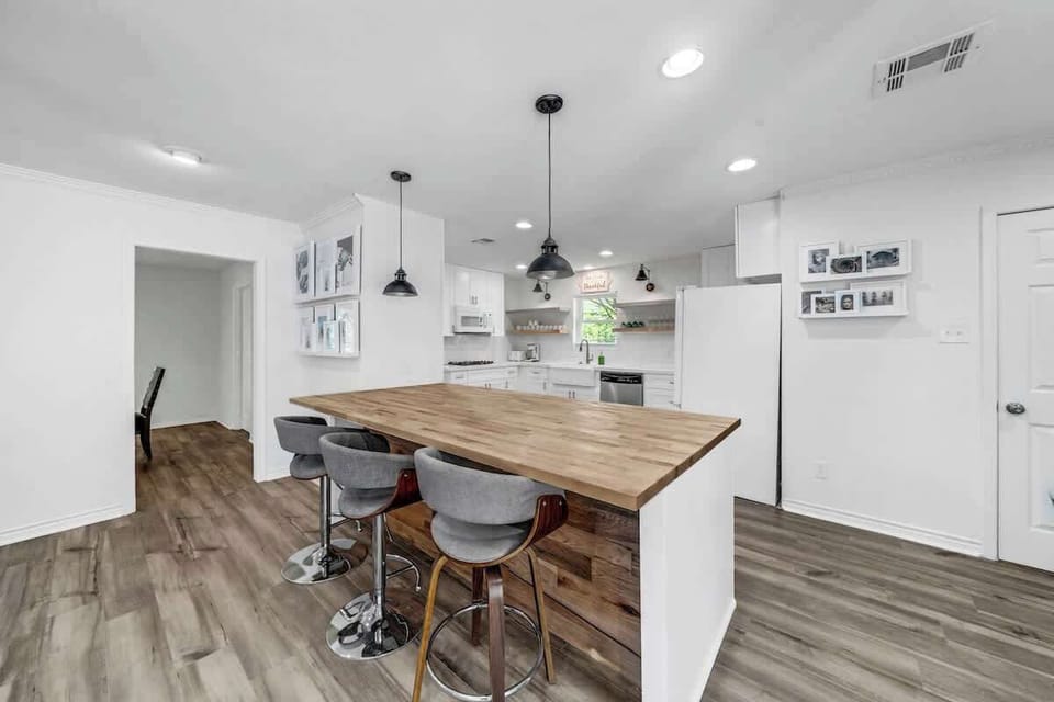 Spacious kitchen with breakfast bar