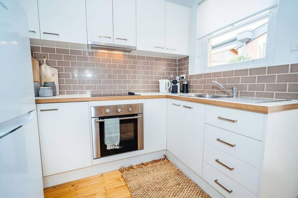 Cook with ease using modern appliances, from the oven and ceramic cooktop to the Nespresso machine, all set within a bright and functional space.