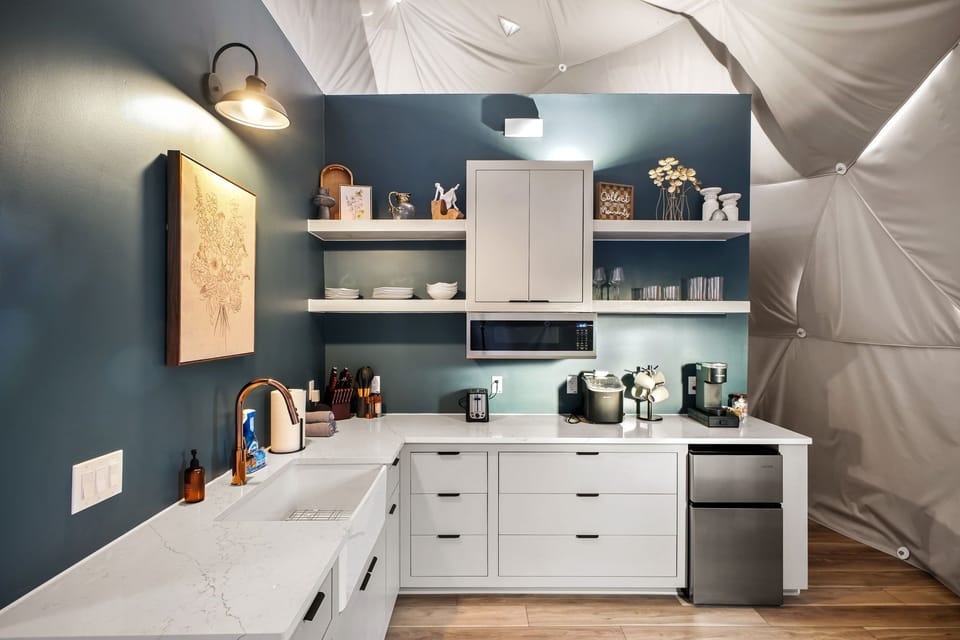 Enjoy the comfort of a kitchen equipped with all the essentials.
