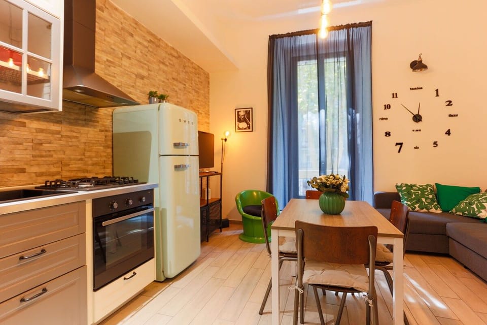 Ampio soggiorno con cucina e balcone