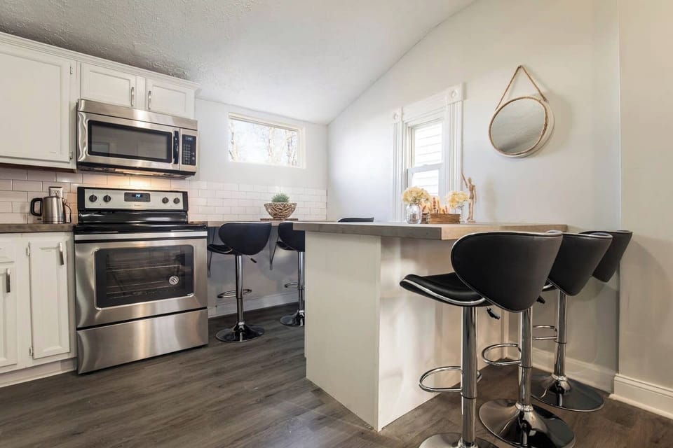 Great kitchen area and seating for 6!