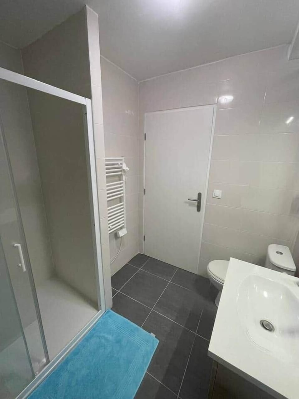 Vous apprécierez cette cabine de douche à l'italienne de 90x120cm, un lavabo moderne tendance du moment. Les serviettes et accessoires sont fournis. La toilette est intégrée dans la douche. 