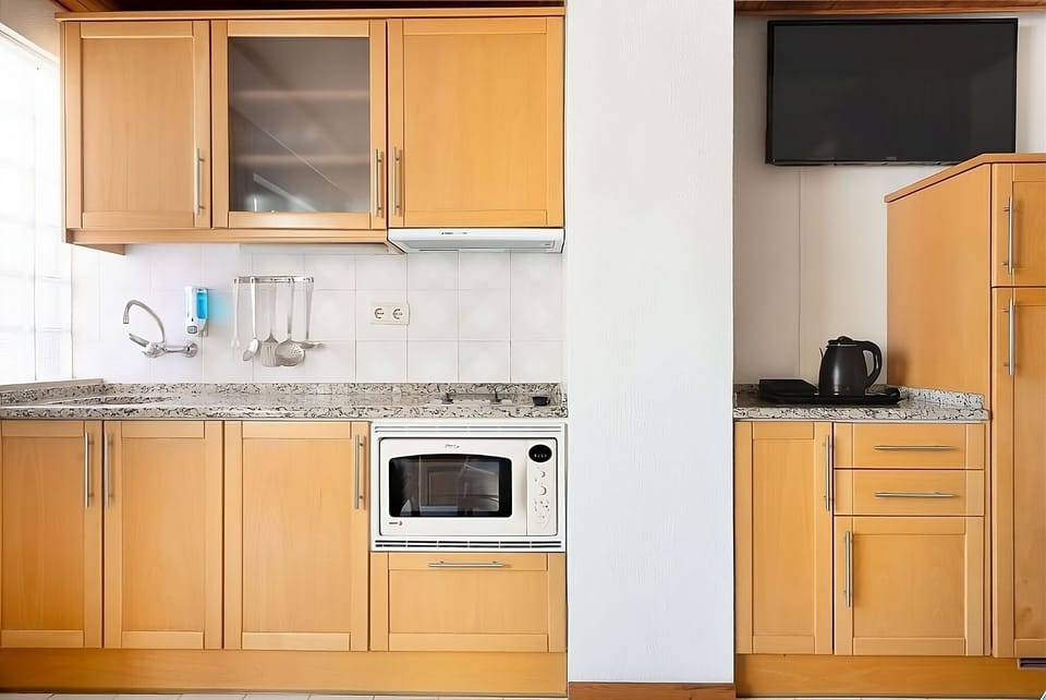 Full kitchen