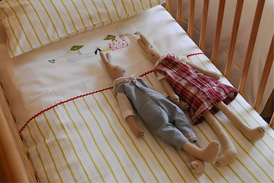 Delight little ones with a sweet, storytime-ready sleep space.
