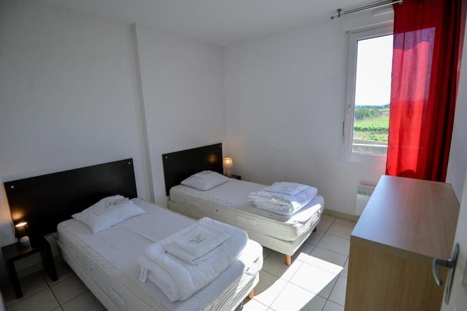 Bedroom with 2 Single beds