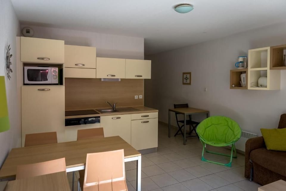 Kitchenette and dining table