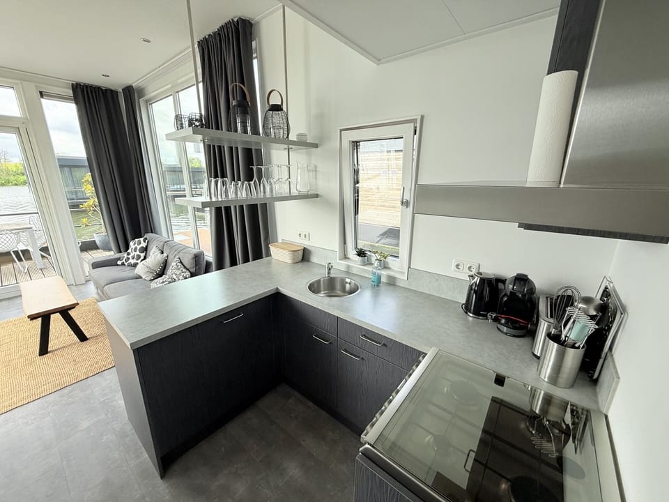 Maasterp Kitchen - Houseboat 16