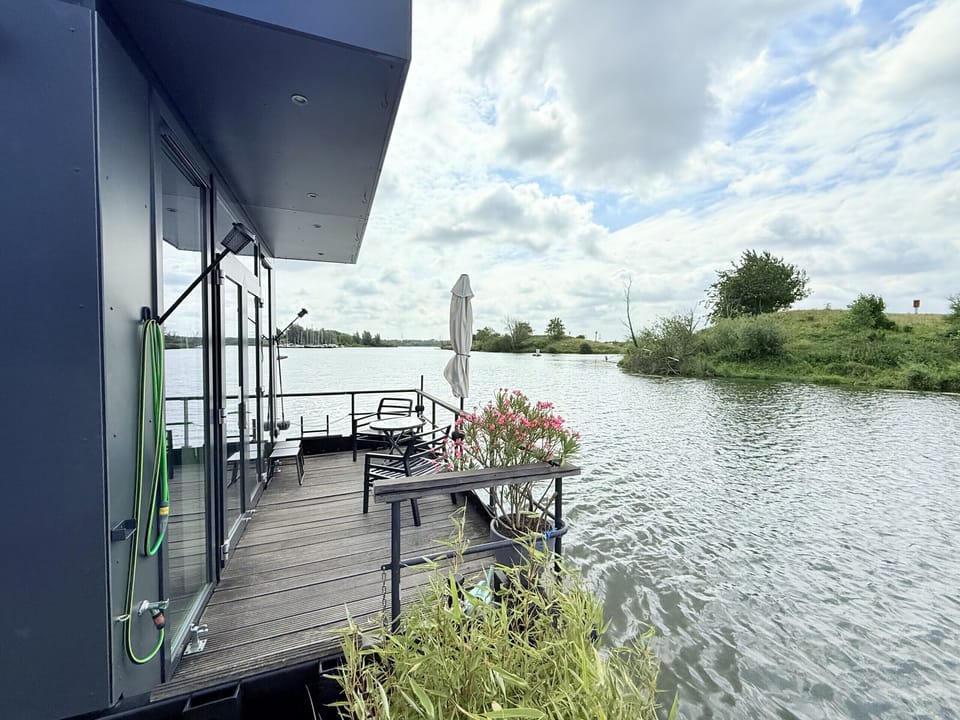 Maasterp - Woonboot 21 - terrace